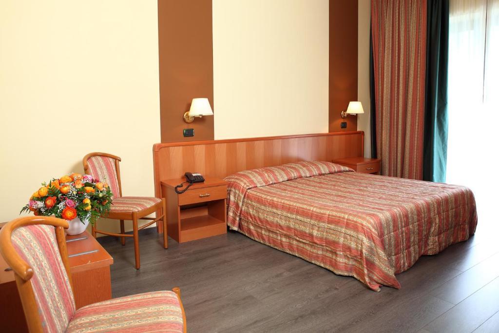 Hotel Romanisio Fossano Ruang foto