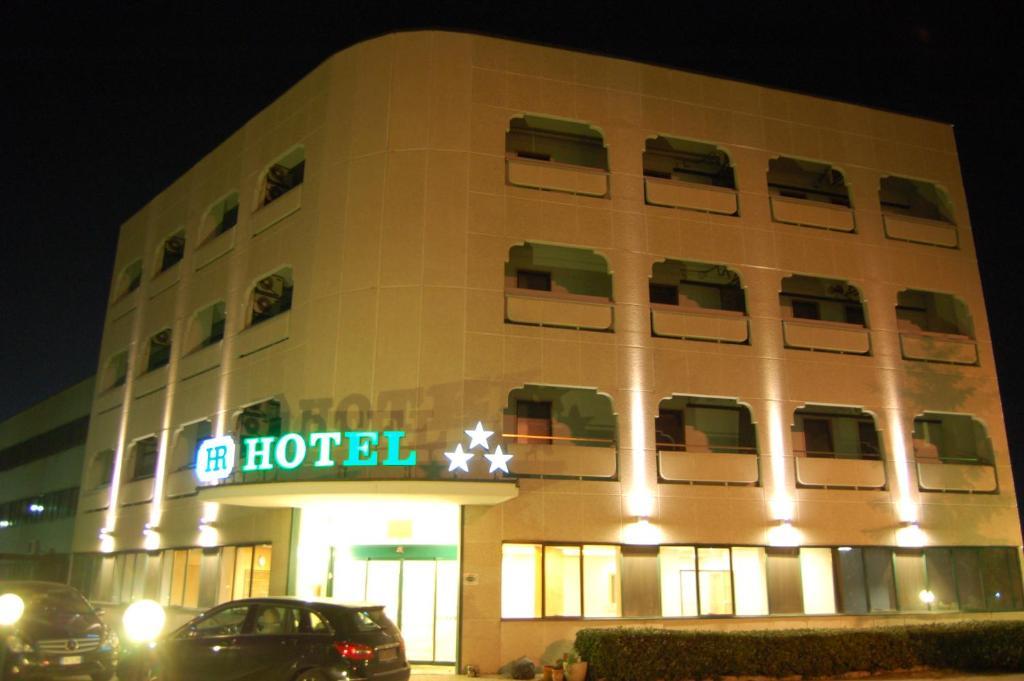 Hotel Romanisio Fossano Bagian luar foto