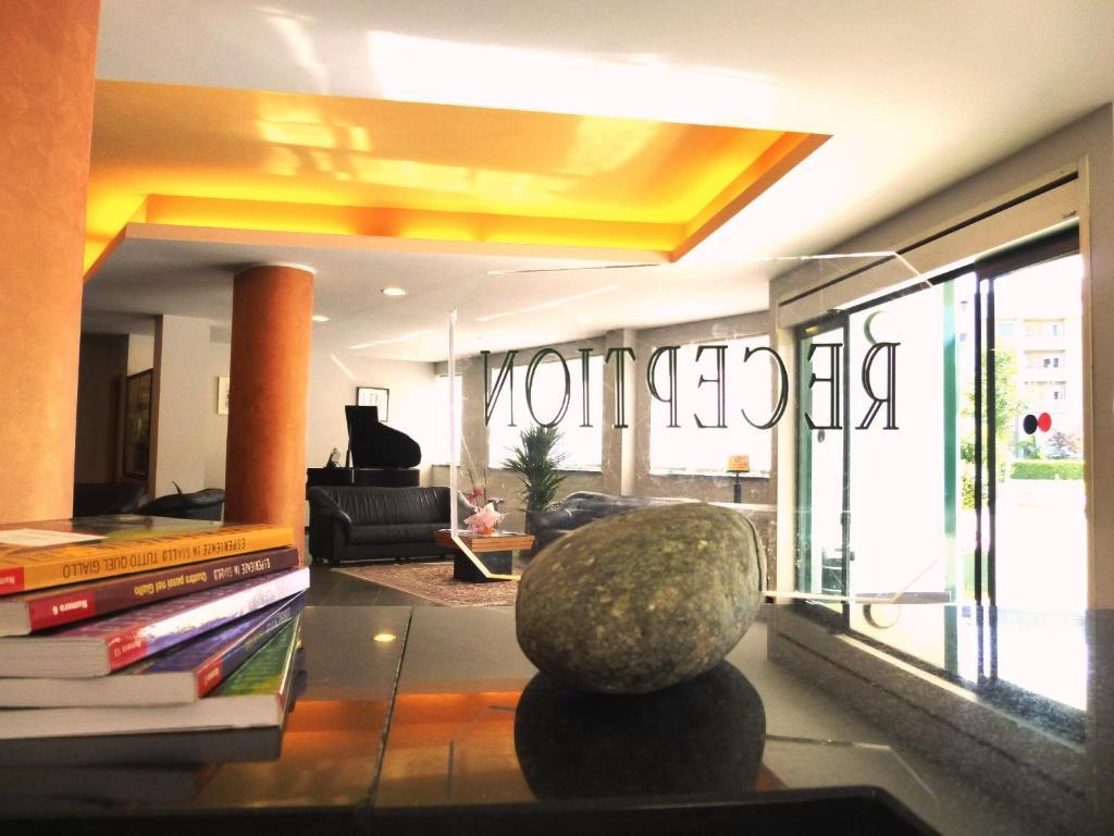 Hotel Romanisio Fossano Bagian luar foto