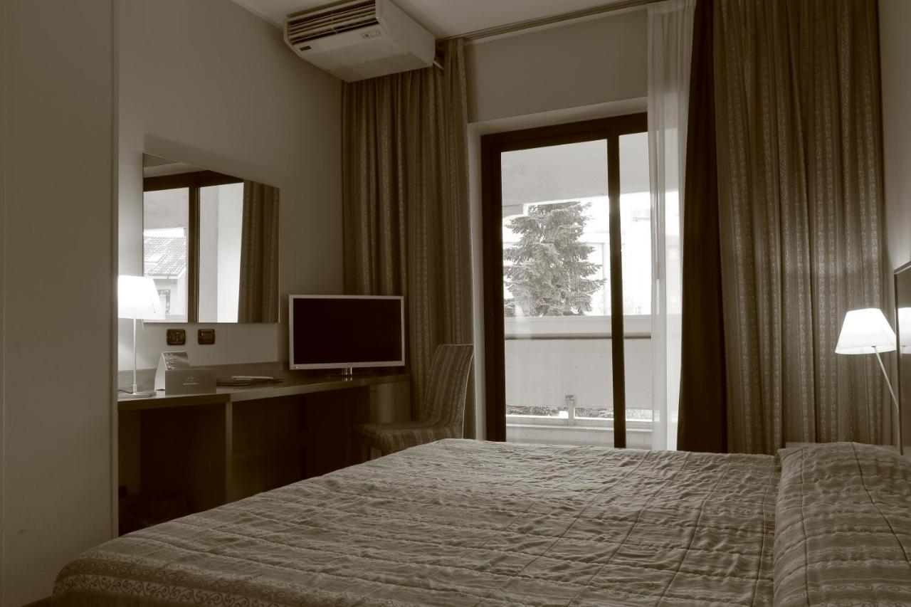 Hotel Romanisio Fossano Bagian luar foto