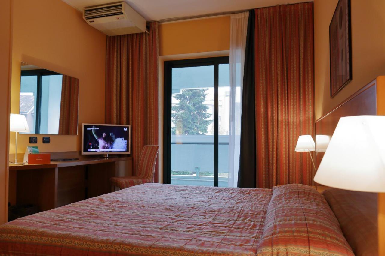 Hotel Romanisio Fossano Bagian luar foto