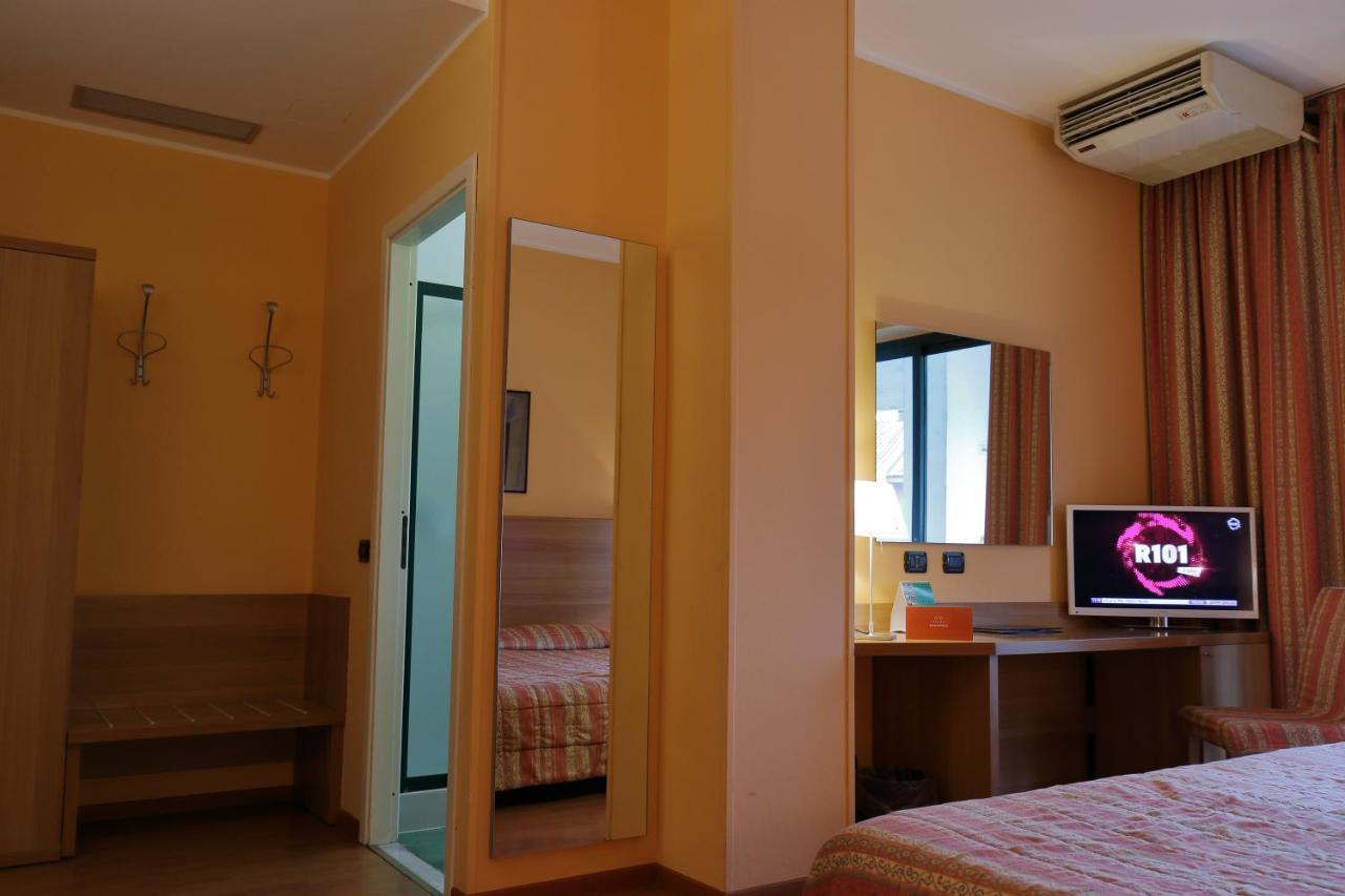 Hotel Romanisio Fossano Bagian luar foto