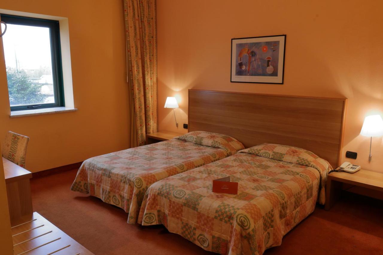 Hotel Romanisio Fossano Bagian luar foto