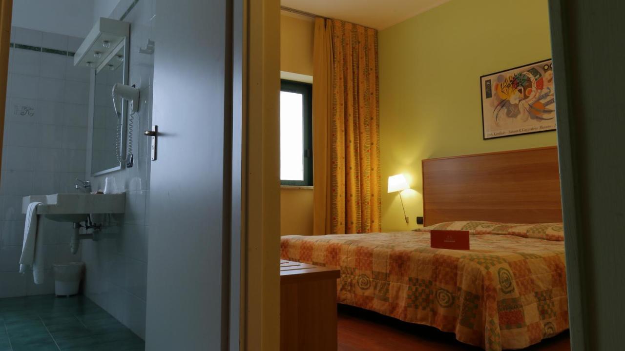 Hotel Romanisio Fossano Bagian luar foto