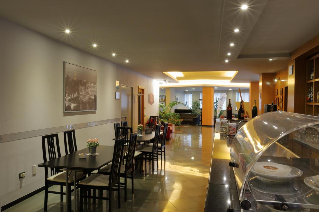 Hotel Romanisio Fossano Bagian luar foto
