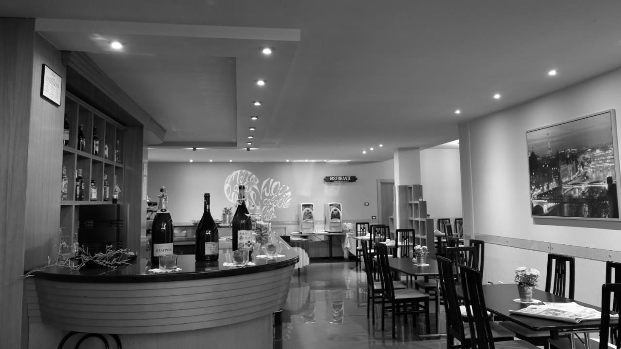 Hotel Romanisio Fossano Bagian luar foto