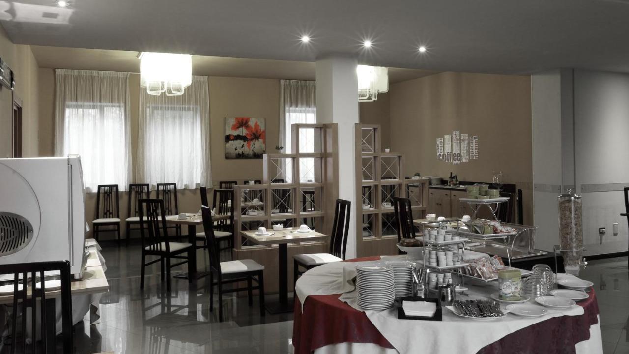 Hotel Romanisio Fossano Bagian luar foto