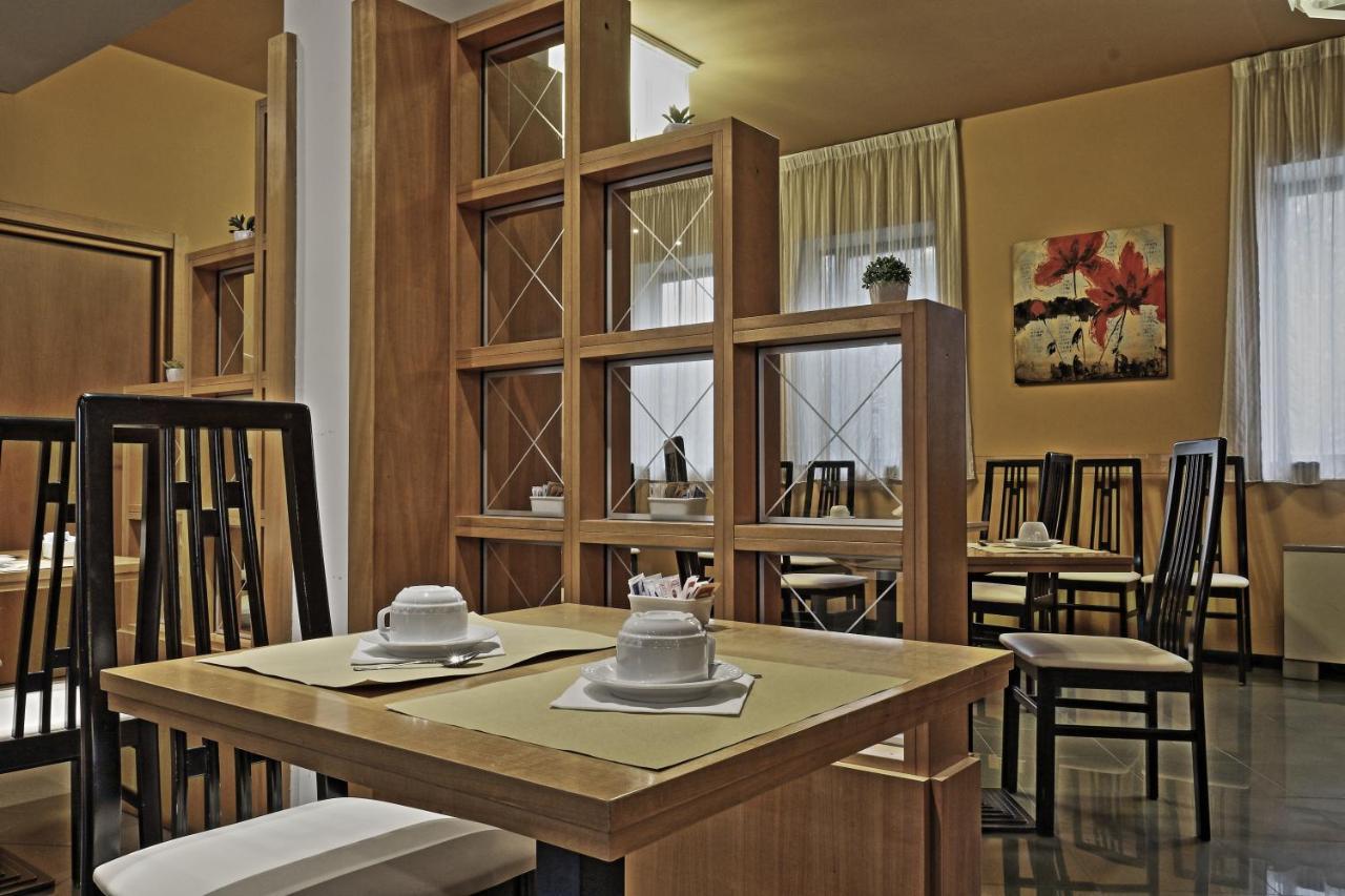 Hotel Romanisio Fossano Bagian luar foto